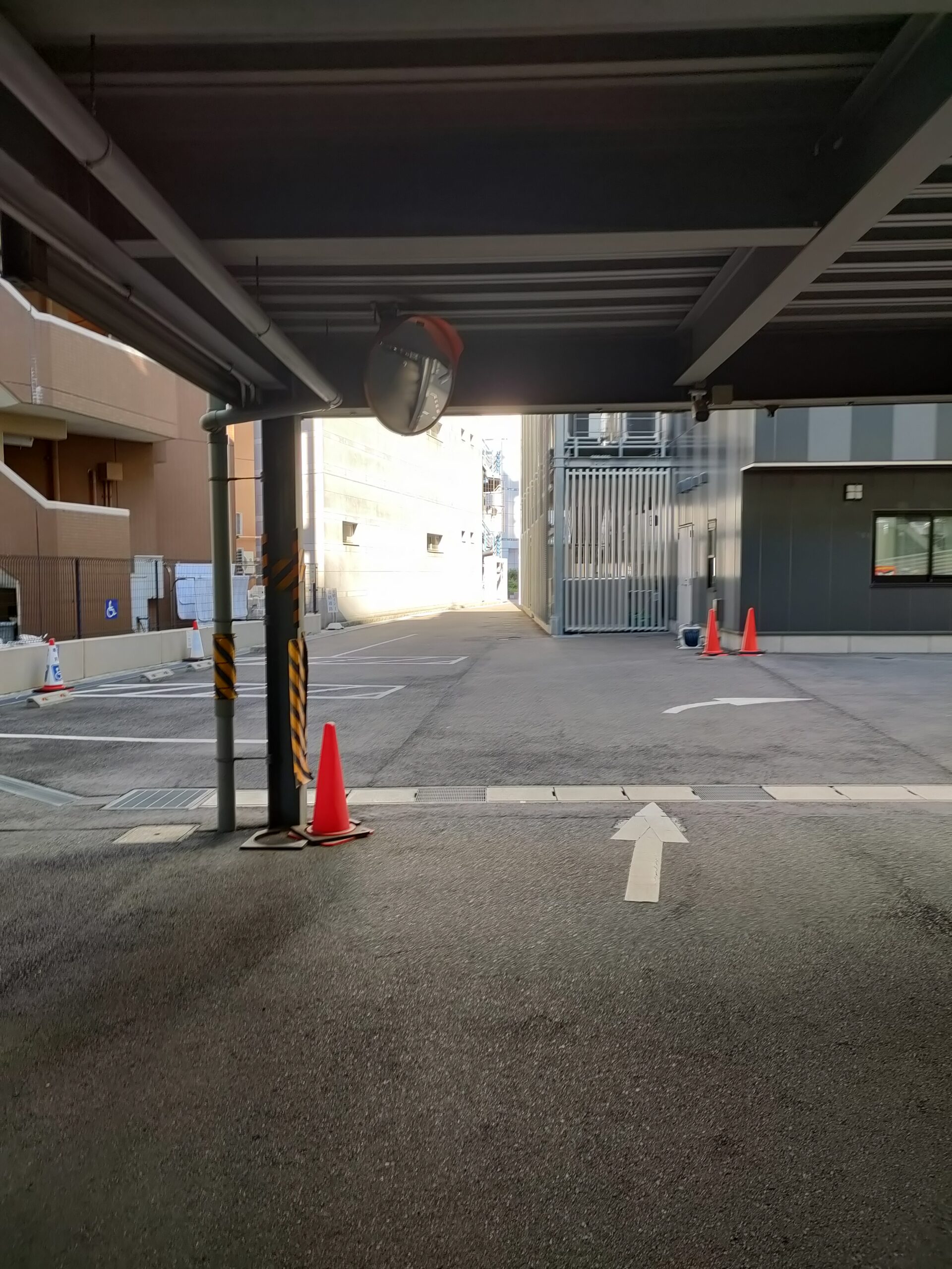 駐車場から事務所へ向かう通路